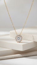 Colgante de diamante en cadena fina de oro