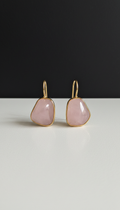 aretes con detalle de cuarzo rosa