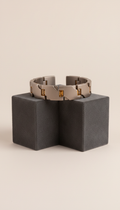 Brazalete arquitectónico satén topo