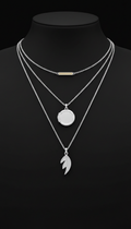 collares plateados en capas pulidas